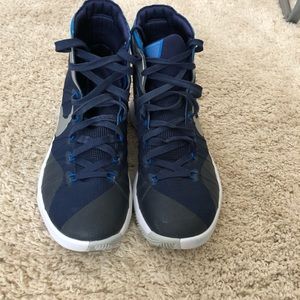 7.5 blue Nike basketball shoes.